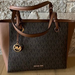 Michael Kors Tote purse in new condition!